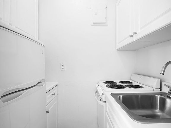 4th image of 208 W 23rd St APT 910