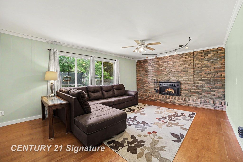 2918 Saint Marys Dr, Midland, MI - View 4
