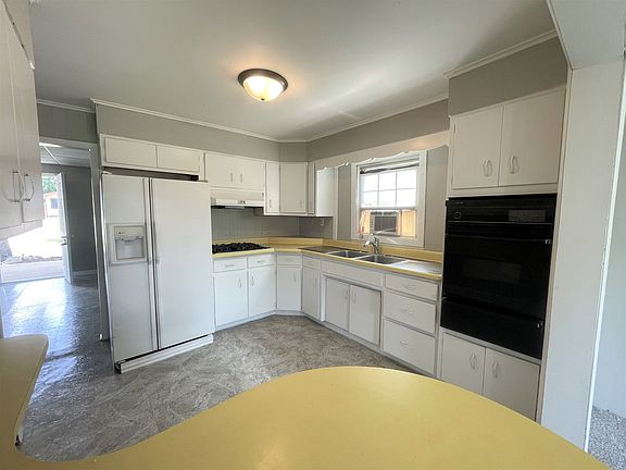 4th image of 300 Oak Ave