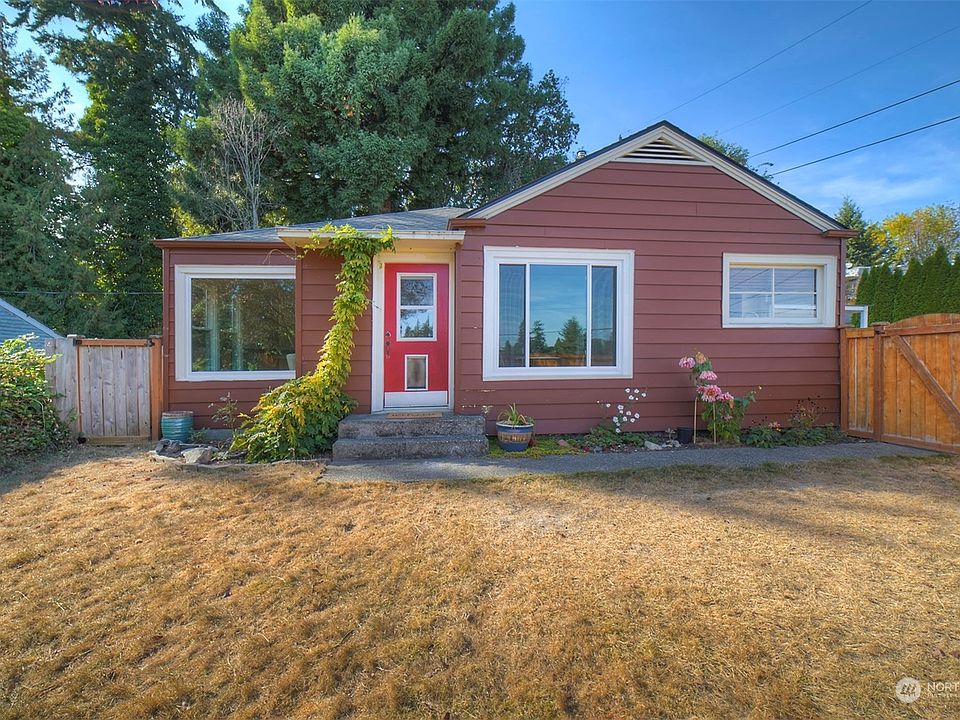 Adorable 2 bedroom/1 bathroom fully-fenced home on a corner lot>