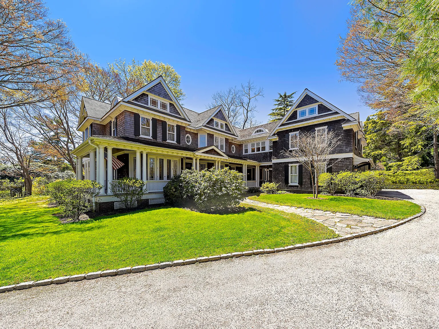 Exquisite Victorian in Bridgehampton Village — Photo 3