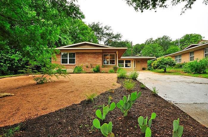 Cute brick ranch!
