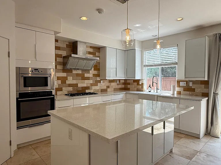 556 Rocking Horse Dr — Photo 5