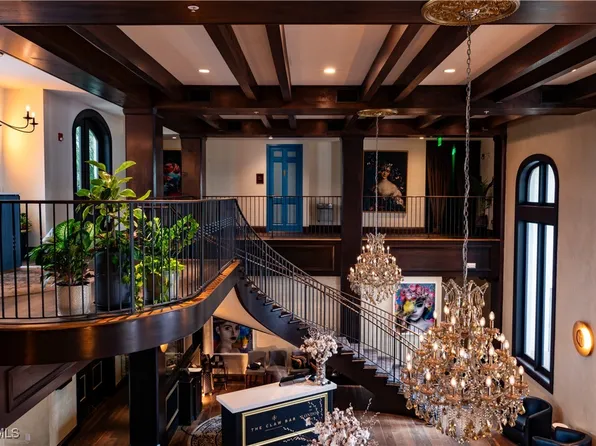 221 9th St S #207, Naples, FL 34102