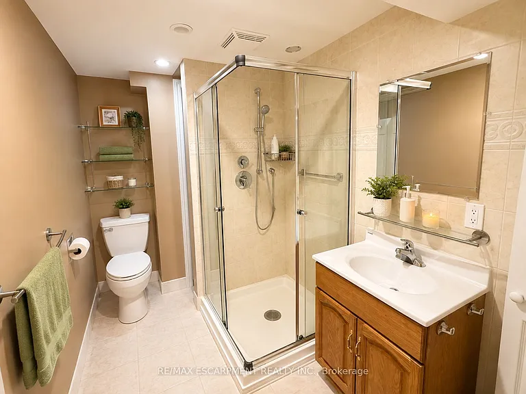 421 Canterbury Cres — Photo 15