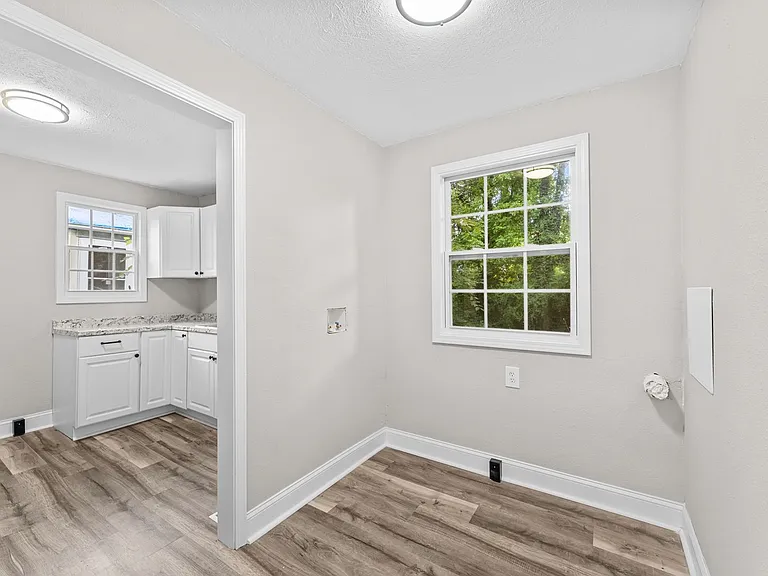 2124 Woodbine Ave — Photo 9