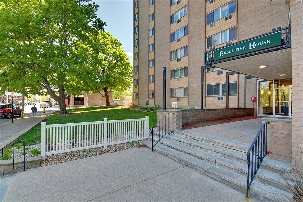 2 bed, 1.0 bath, 940 sqft, $2,500 — Photo 2