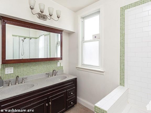 3rd image of 2901 N Washtenaw Ave #1116