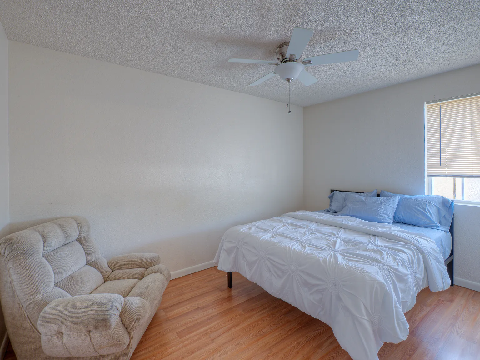 2087 E Lemon St — Photo 2
