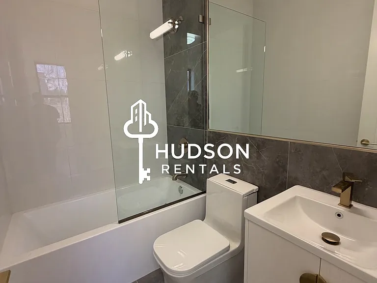 52 Grace St #3L — Photo 8