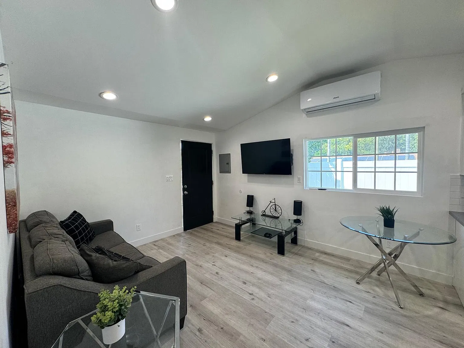 Studio, 400 sqft, $2,200 — Photo 4