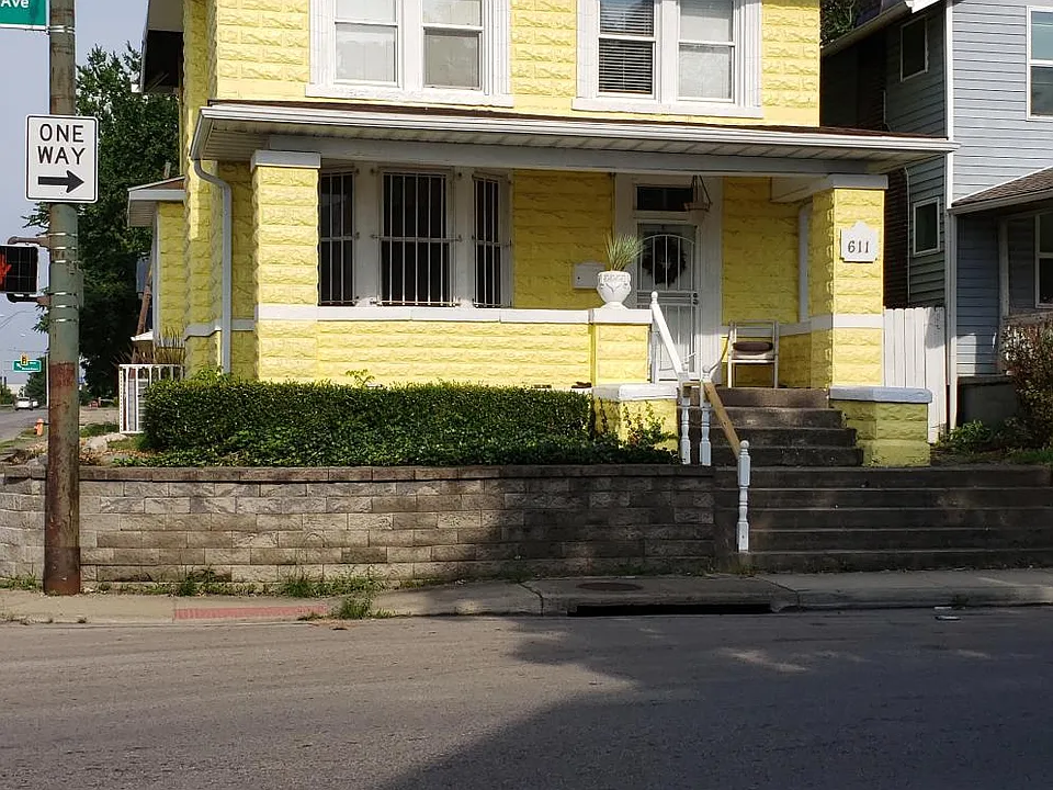 611 Kelton Ave