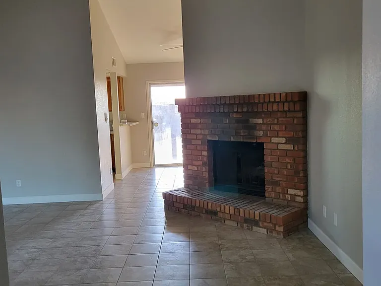 8121 N 103rd Dr — Photo 6