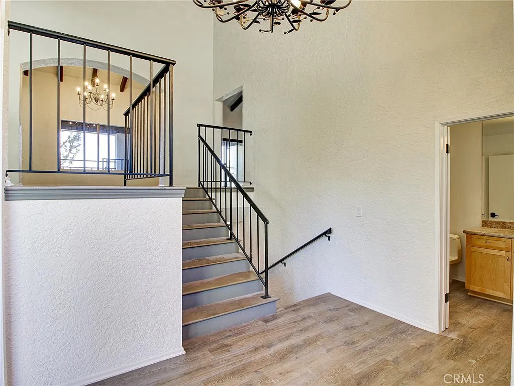 4 bed, 2.5 bath, 3056 sqft, $9,500 — Photo 4
