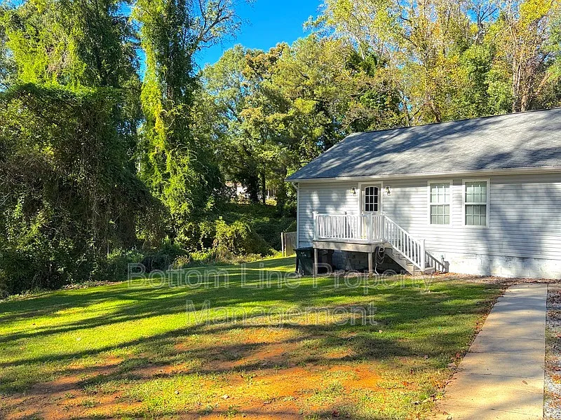 3 bed, 2.0 bath, 1400 sqft, $1,650 — Photo 4
