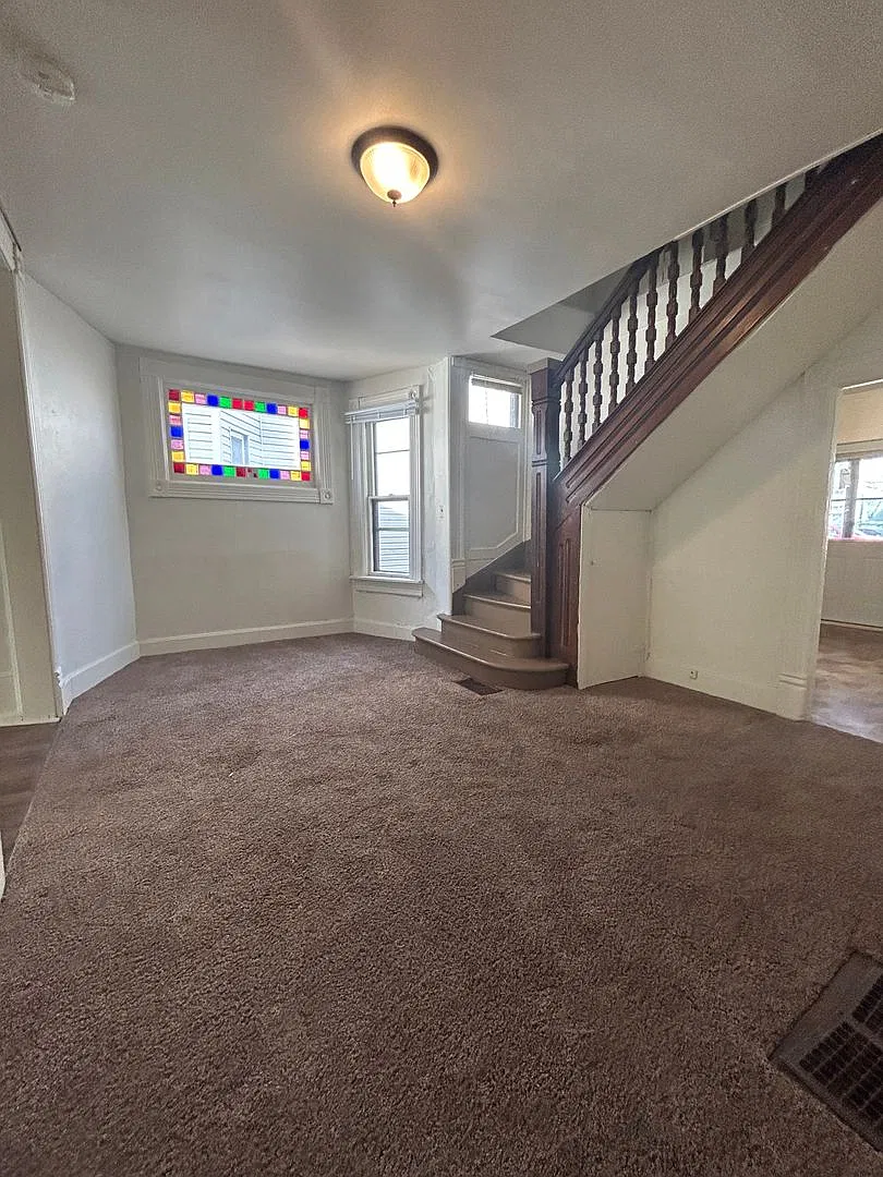 Large 3 Bedroom Apartment Near Mayo and UWl — Photo 1