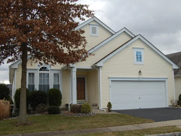 71 Kensington Cir, Belvidere, NJ 07823