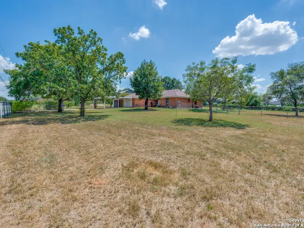 124 Country Gardens, La Vernia, TX 78121