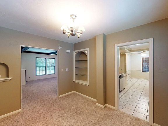 5th image of 1610 Hillcrest Dr
