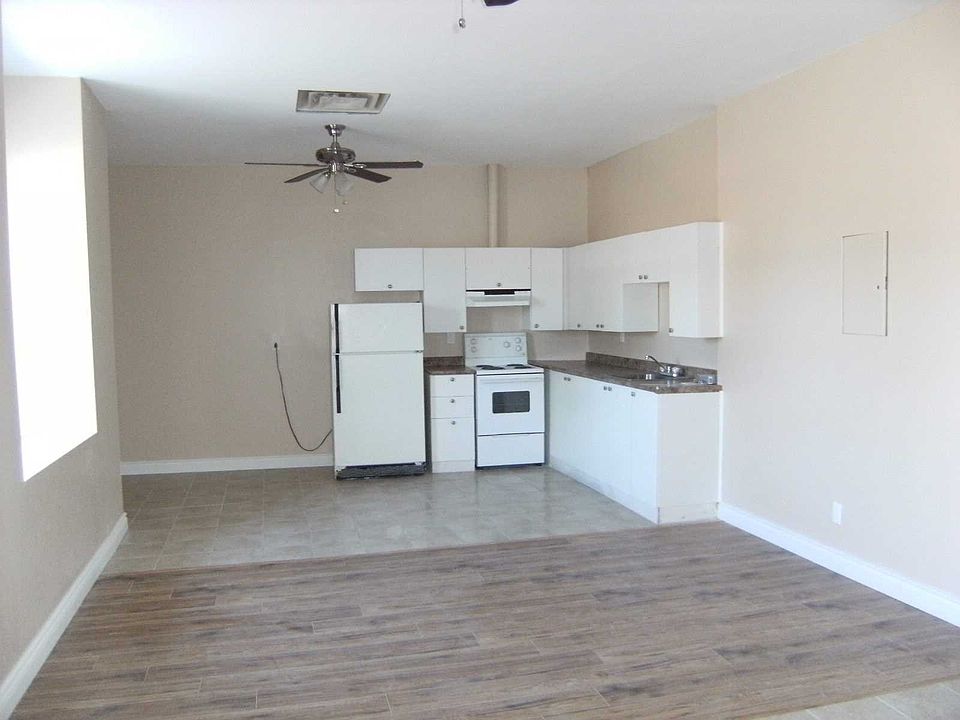2nd image of 64 Holland St W #2