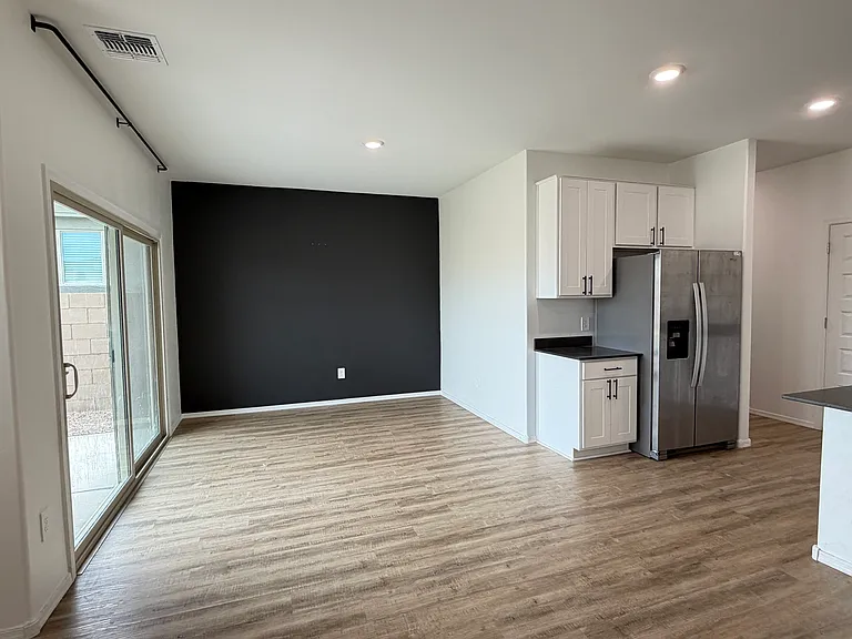 10442 W Guildford Ln — Photo 5