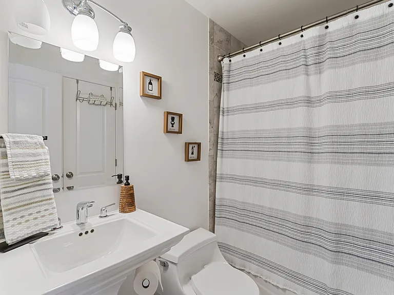 2740 Seine Ave — Photo 6