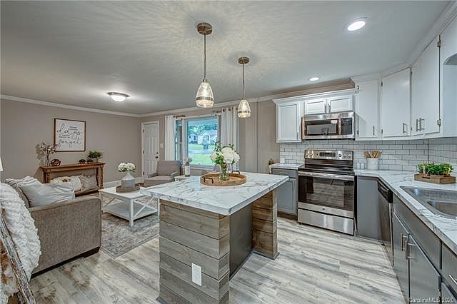 1st image of 923 Laurel Ln