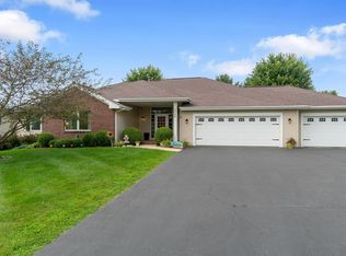 204 Starfire Rd, Poplar Grove, IL 61065