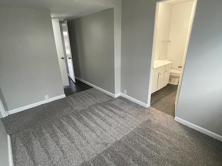 Bateswood Manor Apartments — Photo 23