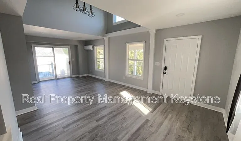 1122 Stock St — Photo 1