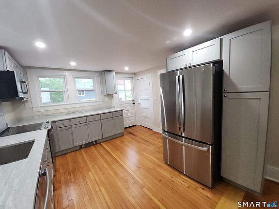 5th image of 20 Hicksville Road