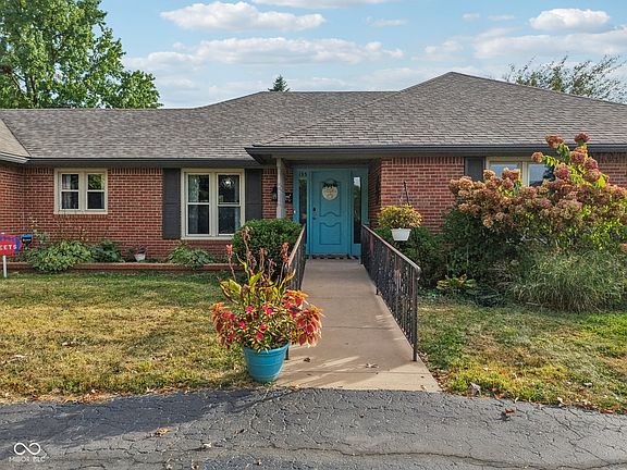 3rd image of 135 Westmoor Dr