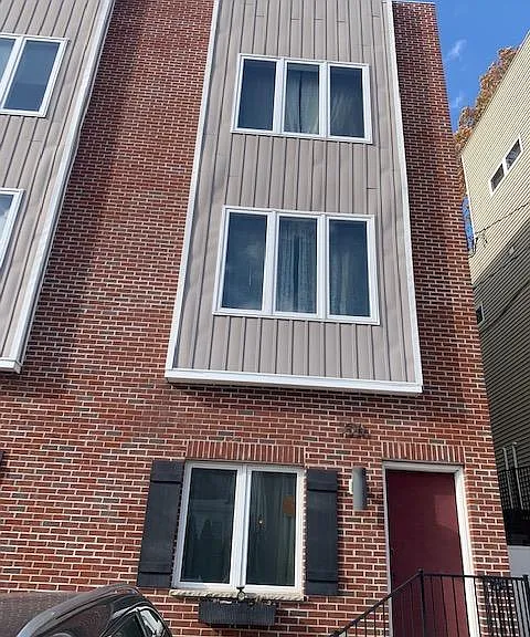 336 Leverington Ave — Photo 1
