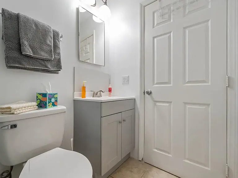 20641 Wyandotte St #1 — Photo 5