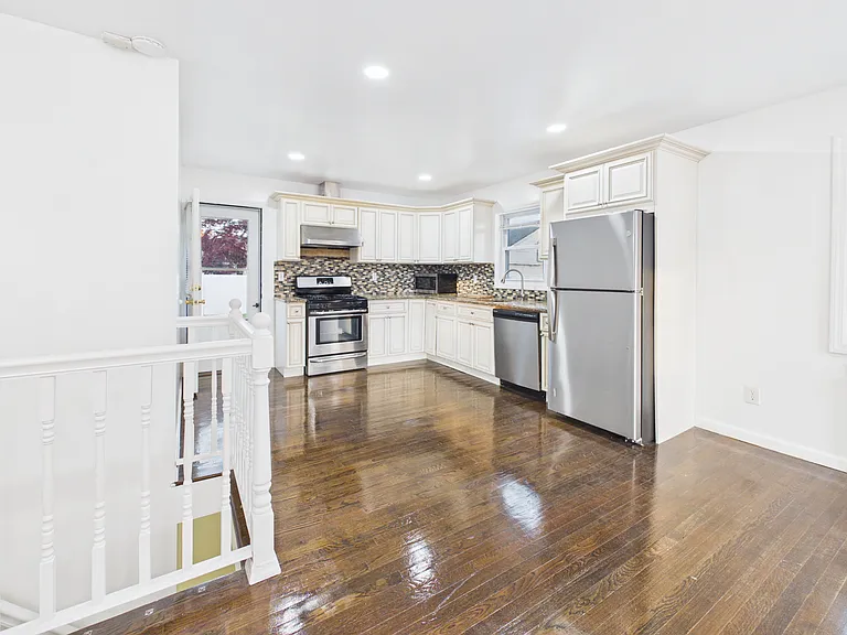 9 Ferndale Dr — Photo 3