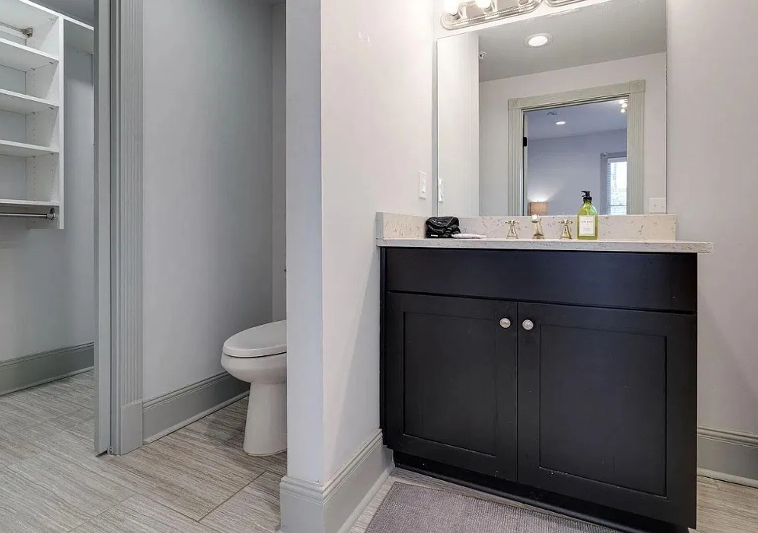 Beautifully Updated, Fully Furnished Condo in a Prime Nashville Location! — Photo 3