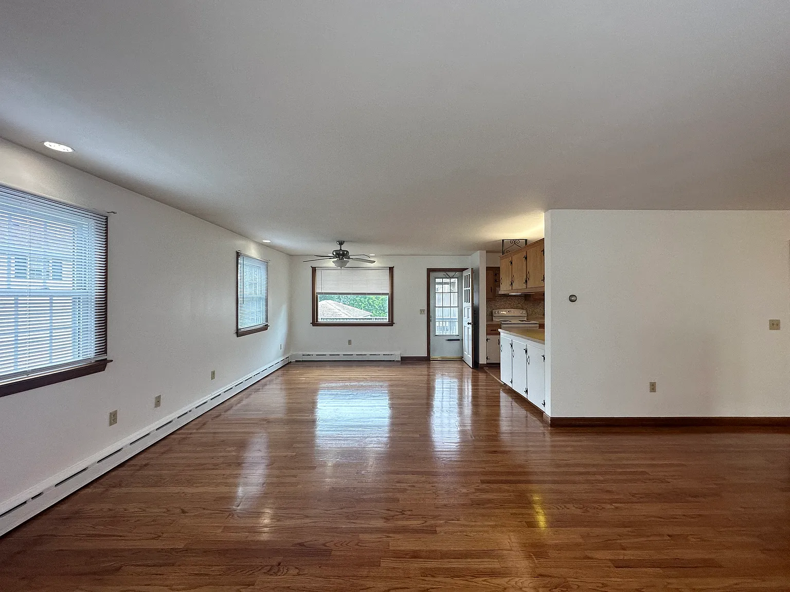 3 bed, 2.5 bath, 2160 sqft, $3,500 — Photo 2