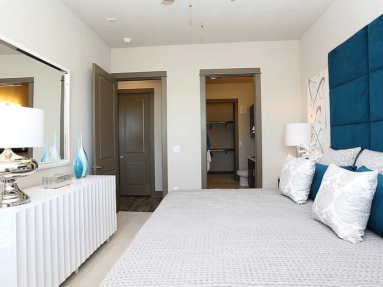 Pearl_Washington_model-b5_bed1-2