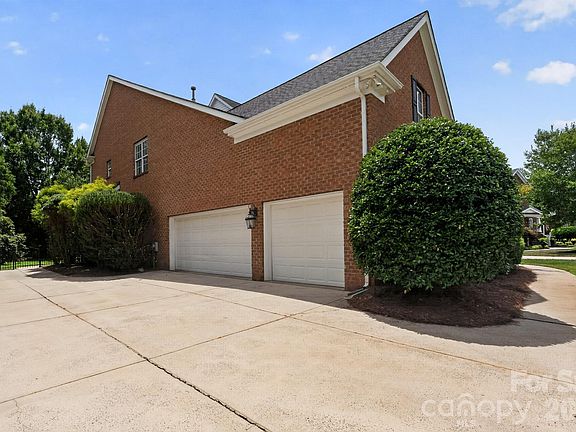 3rd image of 105 Castlestone Ln