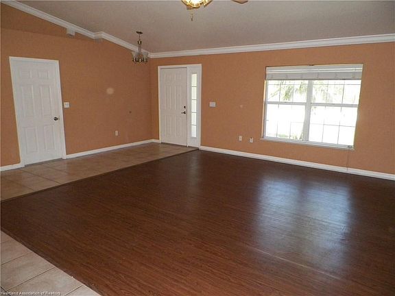4th image of 300 Grosbeak Ave