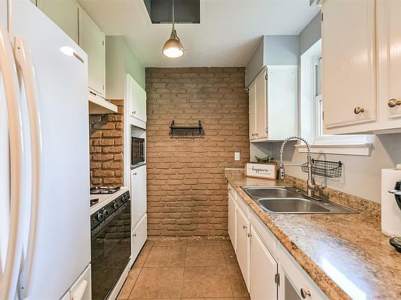 5th image of 405 Stratmore Dr