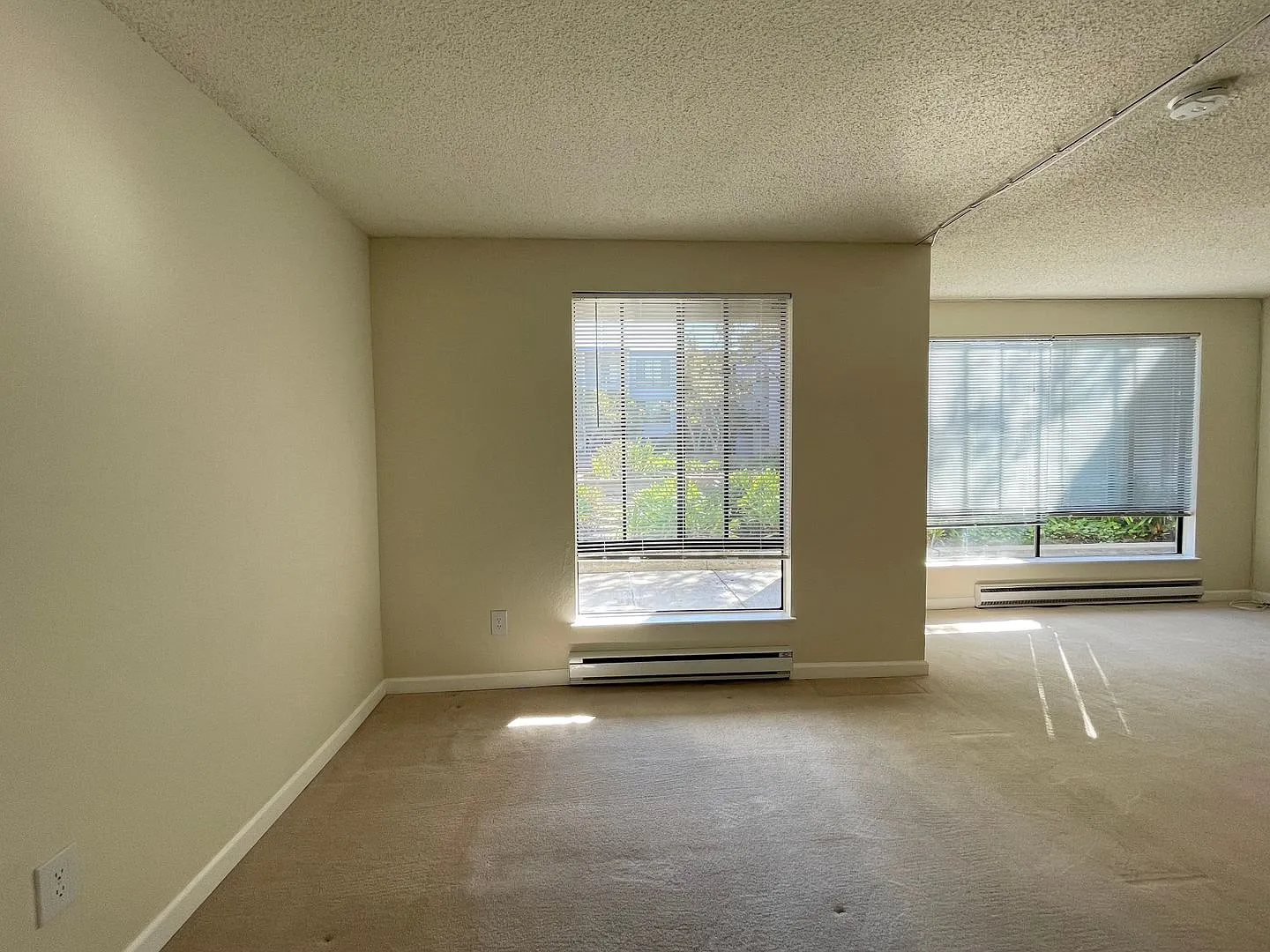 First Floor Studio Available in Watergate Complex of Emeryville! — Photo 3