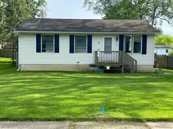 327 Chestnut St, Webberville, MI 48892