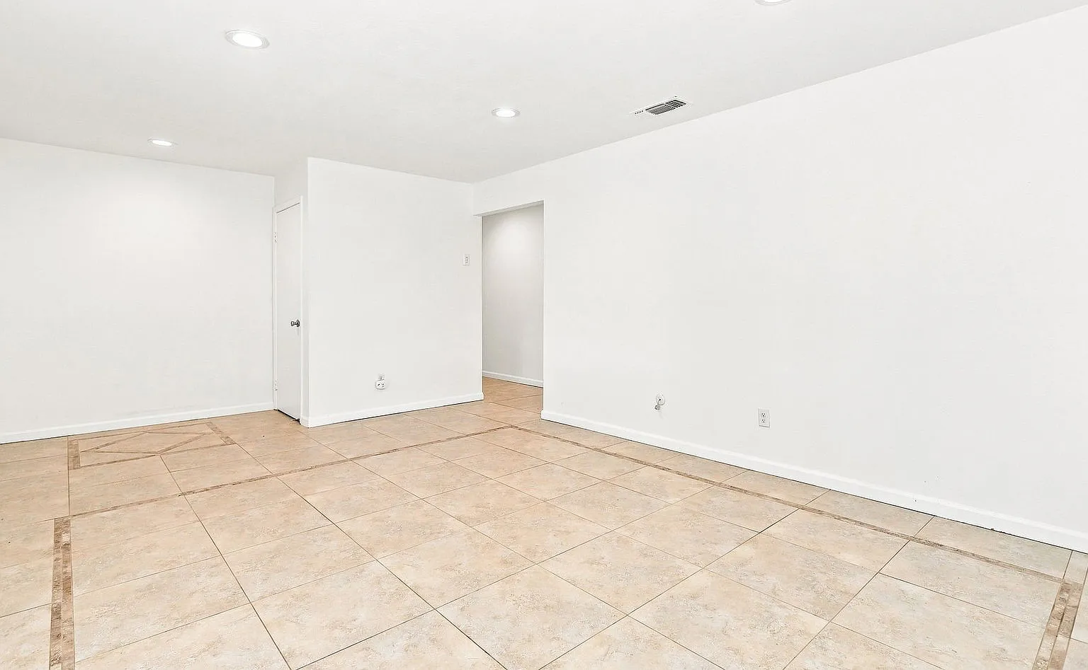 3 bed, 2.0 bath, 1118 sqft, $2,575 — Photo 2