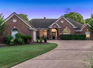 5 Applewood Ct, The Hills, TX 78738