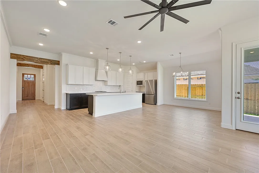 4 bed, 1973 sqft, $3,000 — Photo 3