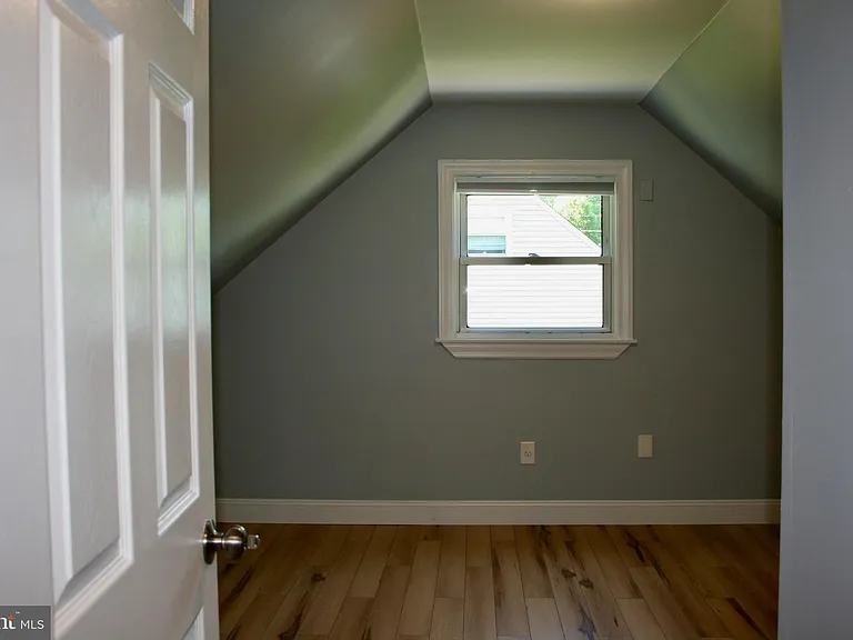 124 Stratford Ave — Photo 22
