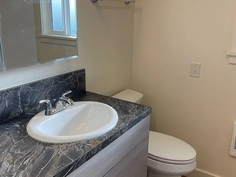 1016 Prospect Ave NE — Photo 6