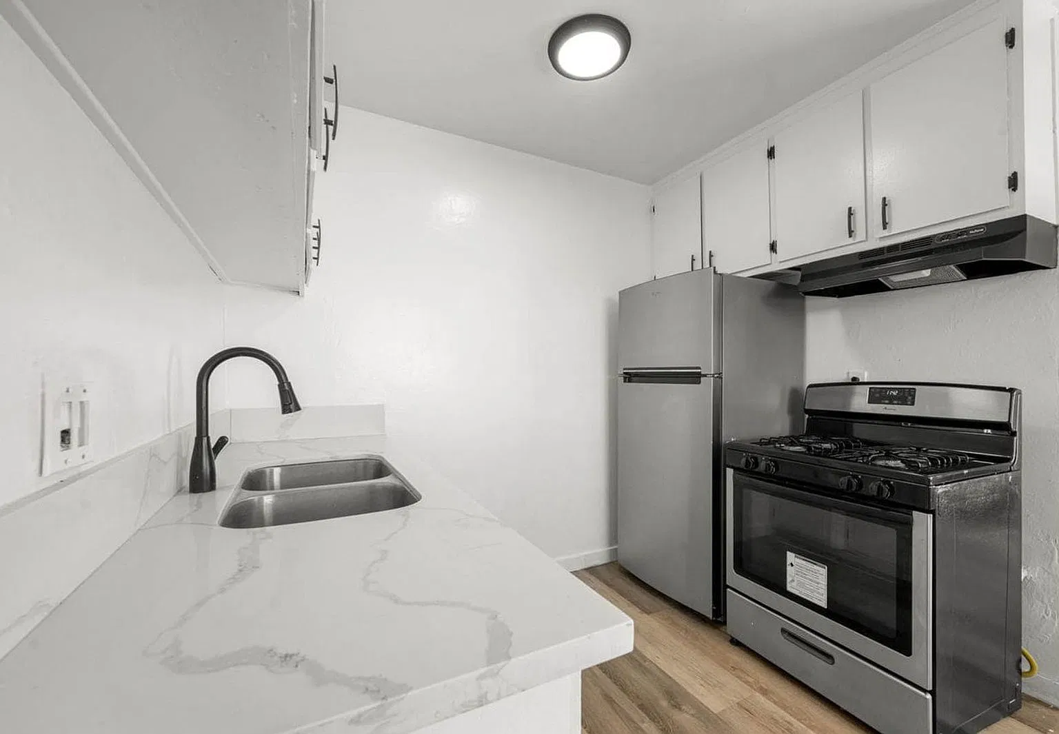 2 bed, 1.0 bath, 875 sqft, $1,842 — Photo 3