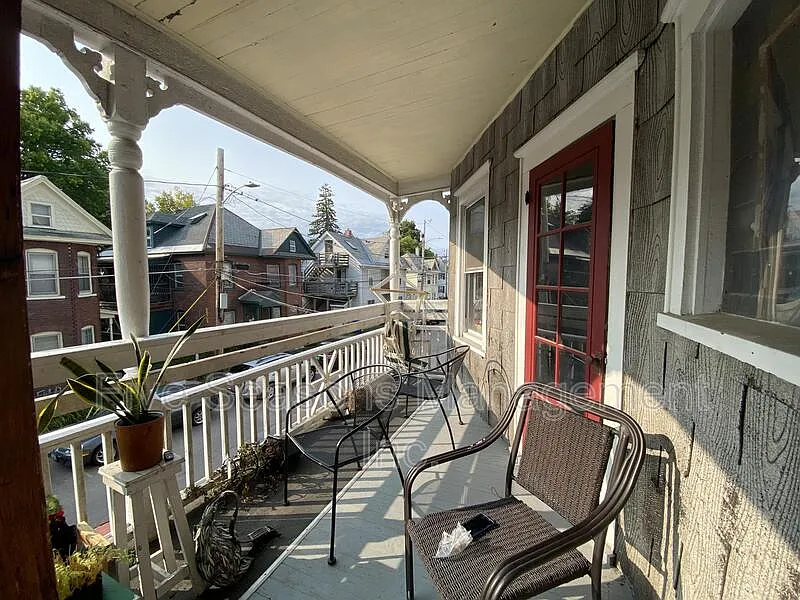 3 bed, 1.0 bath, 1000 sqft, $3,000 — Photo 1